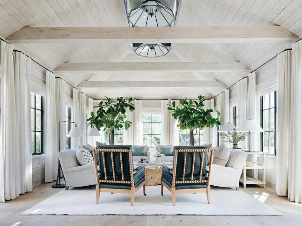 Không gian sinh hoạt chung rộng rãi với thảm đay và chi tiết gỗ mộc mang cảm giác ấm áp gần gũi