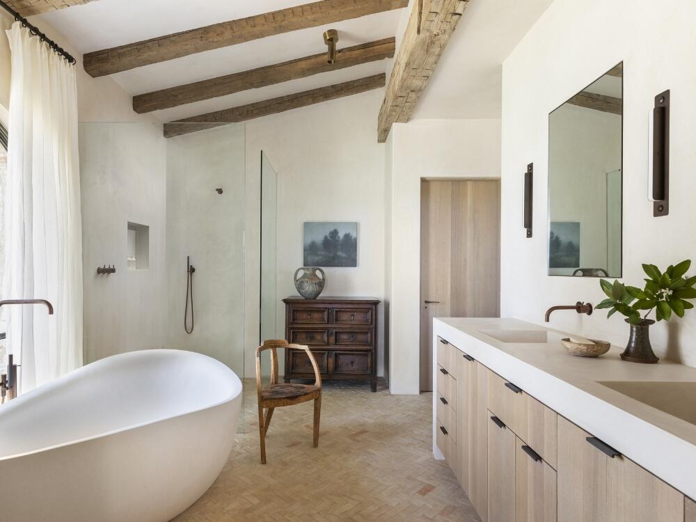 Không gian thư giãn sảng khoái với gương lớn và nội thất gỗ mang nét tự nhiên tinh tế