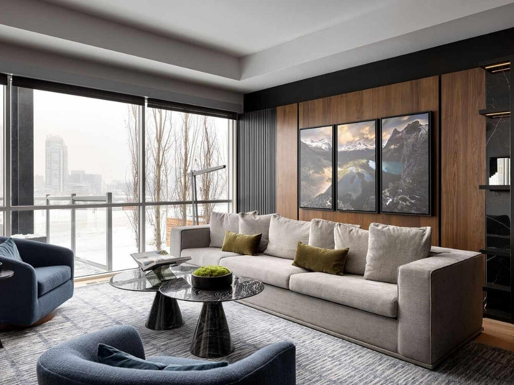 Không gian tiếp khách thoáng rộng với gam màu trung tính và vật liệu kính kim loại tinh tế