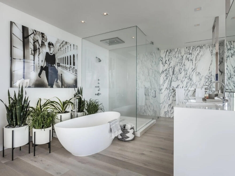 Không gian vệ sinh hiện đại sử dụng đá bê tông mài và chrome tạo hiệu ứng tương phản ấn tượng