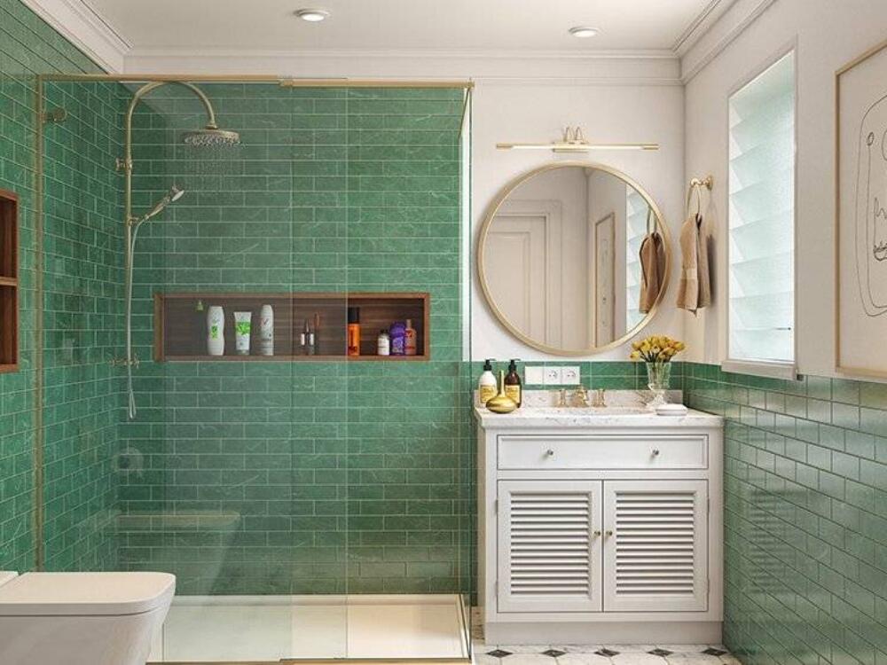 Không gian vệ sinh tinh tế với vòi nước mạ vàng và chi tiết kim loại ánh kim nổi bật