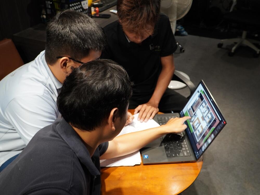 KTS FHome.sg làm việc tại văn phòng, tập trung nghiên cứu bản vẽ