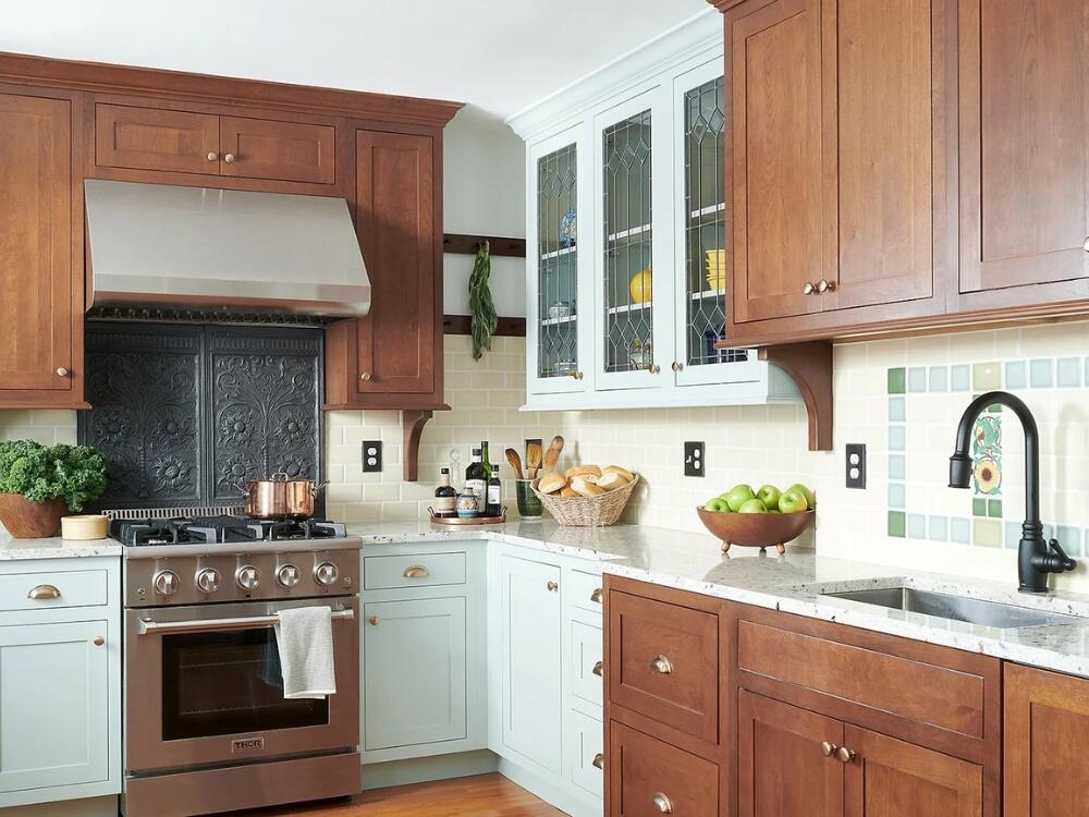 Phòng bếp ấm áp với gạch ốp tinh tế tạo điểm nhấn cổ điển