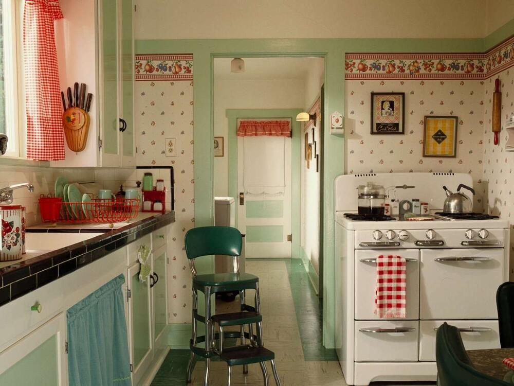 Phòng bếp ấm áp với sắc be và xanh dịu tạo cảm giác gần gũi thanh lịch