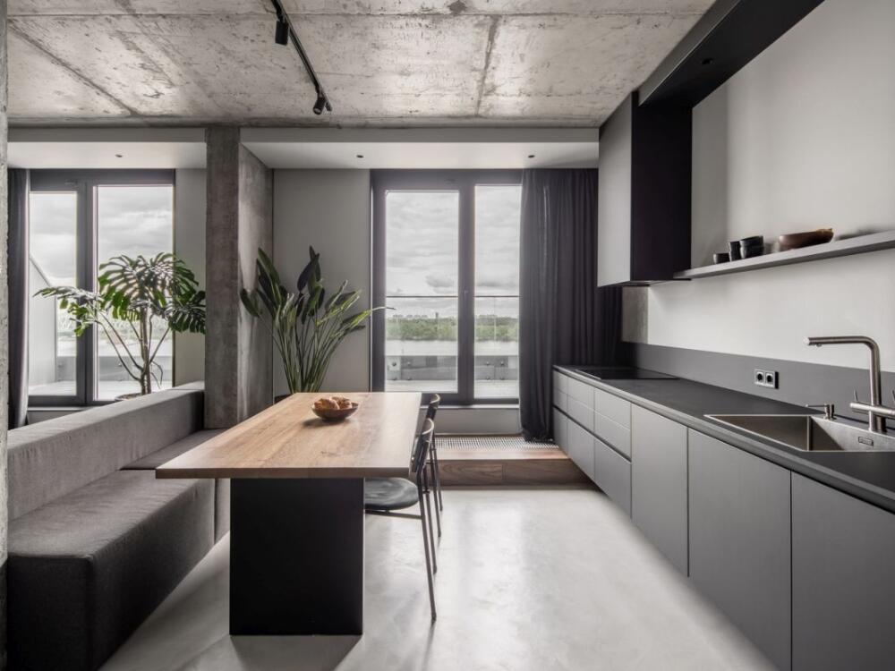 Phòng bếp Brutalism cá tính với tủ gỗ thô và mặt bếp bê tông mài tạo cảm giác vững chắc