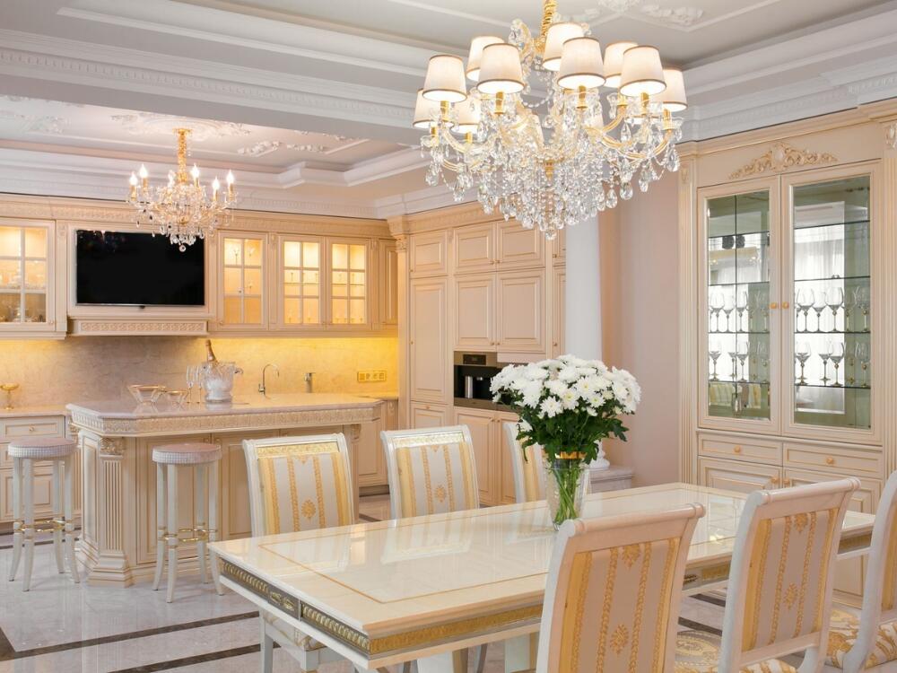 Phòng bếp Classic tinh tế với ánh sáng nhiều lớp tôn lên chi tiết kiến trúc và vật liệu cao cấp