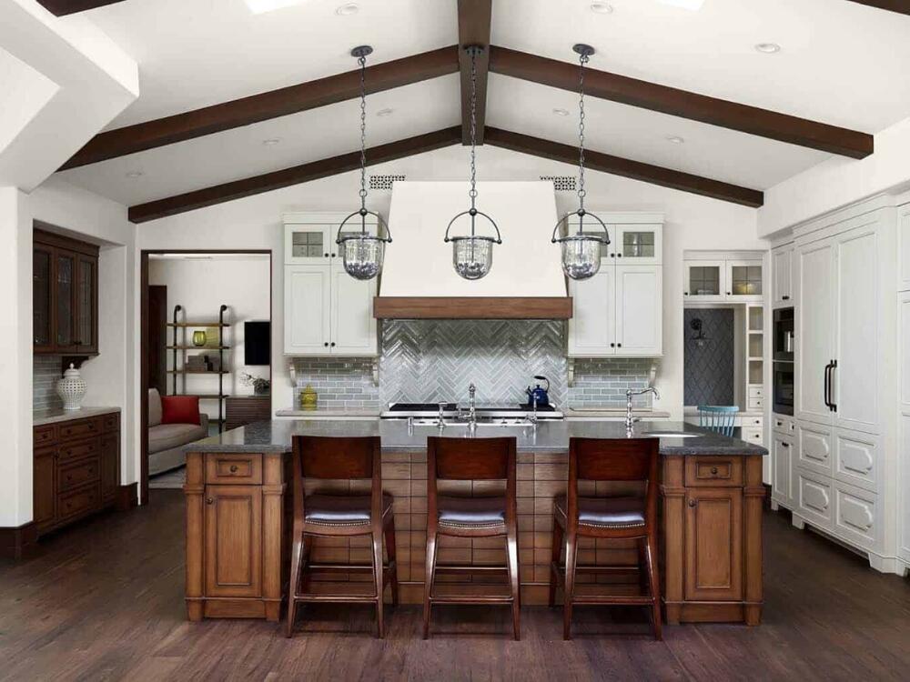 Phòng bếp Coastal rộng rãi ngăn nắp thể hiện lối sống giản dị và tinh thần tận hưởng mỗi ngày