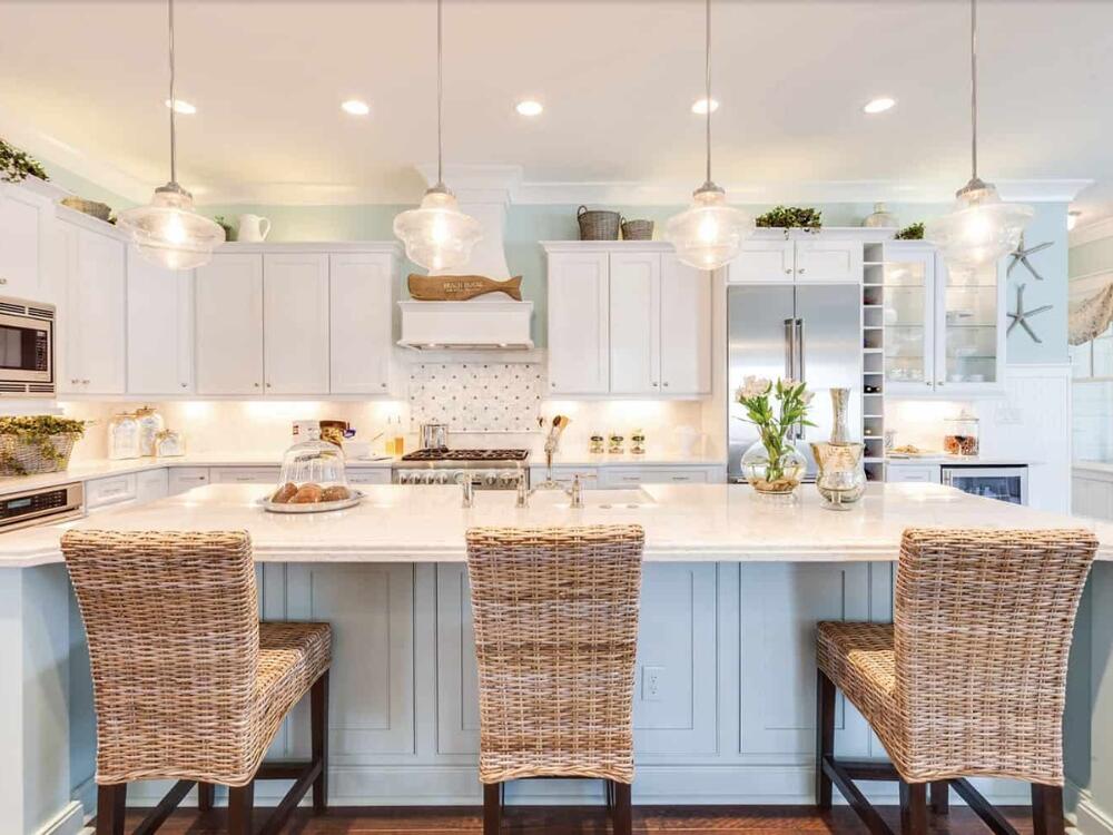 Phòng bếp Coastal rộng rãi tinh khôi khơi gợi cảm hứng cho những bữa ăn gia đình ấm áp