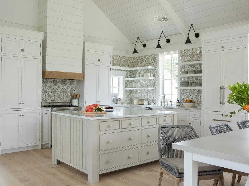 Phòng bếp Coastal sáng thoáng với tủ trắng và mặt bàn đá tự nhiên mang lại cảm giác sạch sẽ