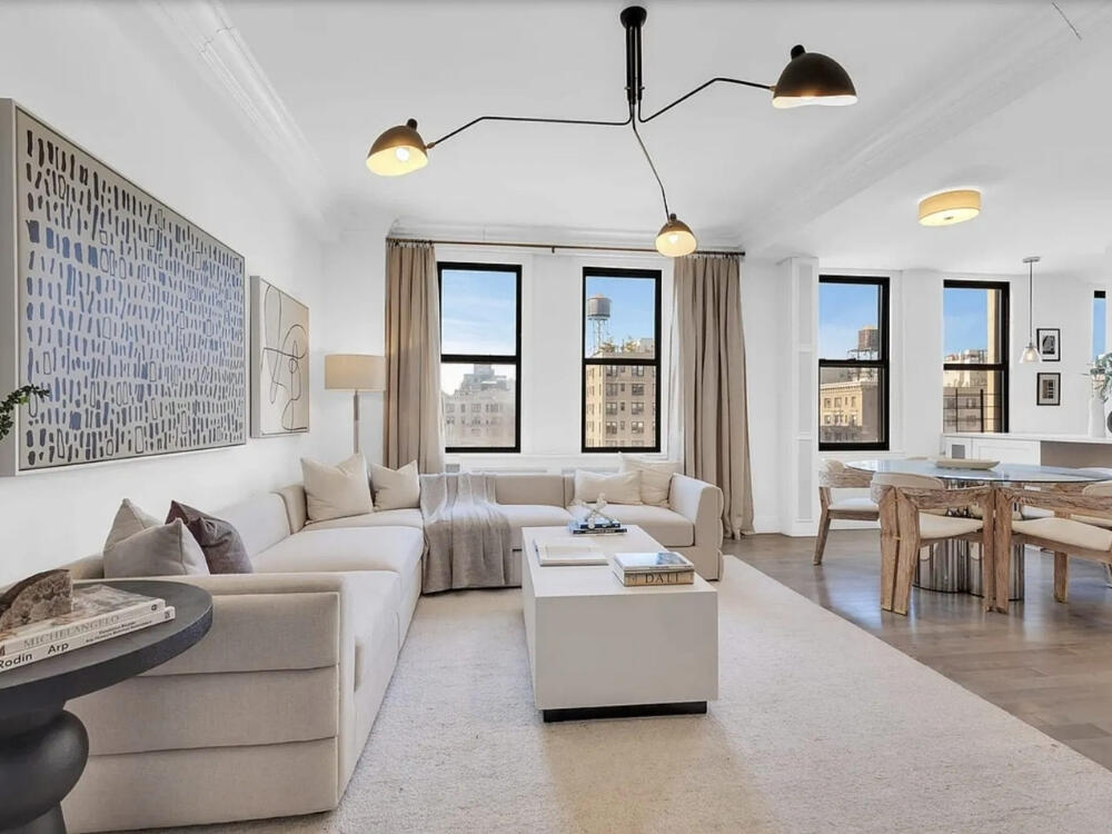 Phòng bếp Đương đại thoáng đãng với giếng trời và cửa trượt kính mang lại cảm giác rộng mở