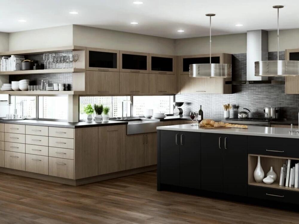 Phòng bếp gọn gàng với bàn ăn mở rộng và tủ âm tường tối ưu hóa không gian hiệu quả