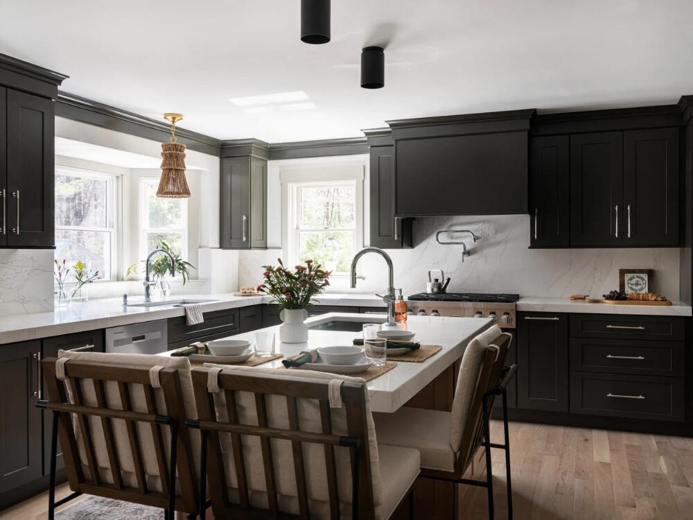 Phòng bếp gọn gàng với thiết kế tối giản và các mảng phẳng sáng bóng tạo cảm giác rộng rãi