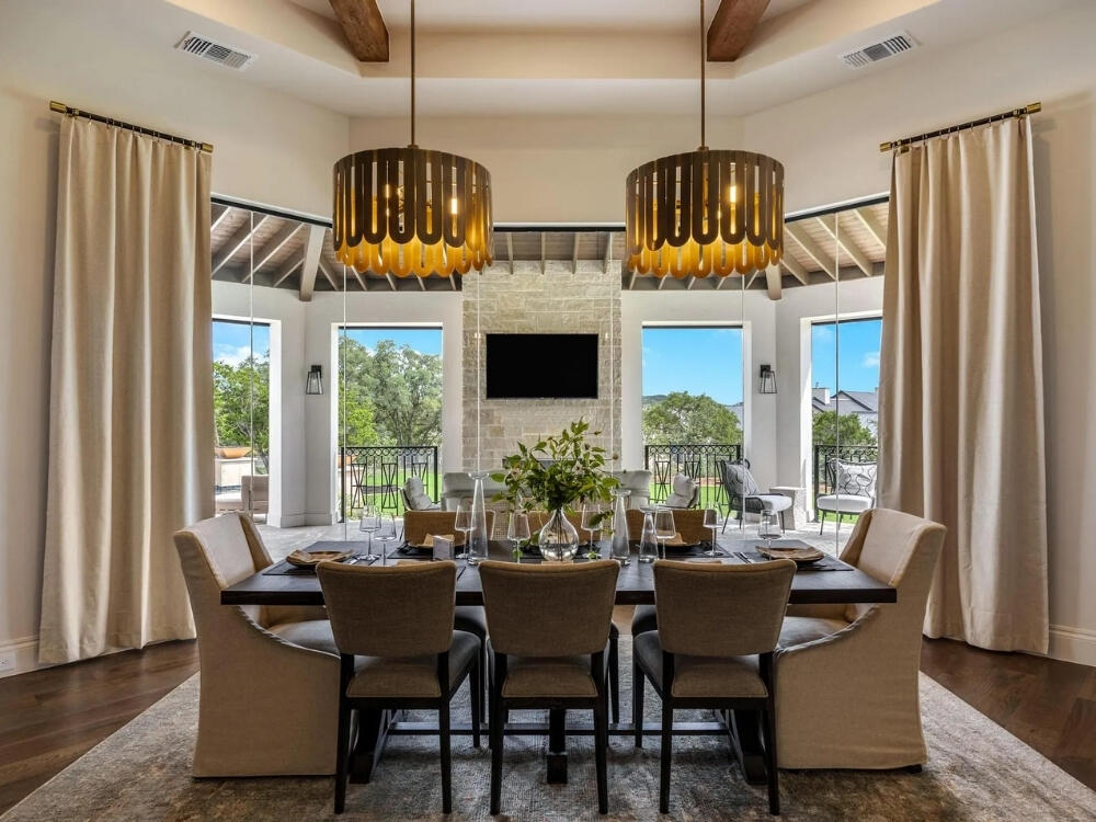 Phòng bếp hiện đại gọn gàng với bố cục thoáng đãng thể hiện triết lý không gian âm thư thái