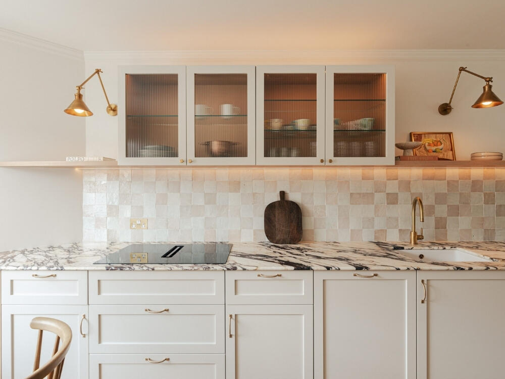 Phòng bếp hiện đại với gạch trần mộc mạc hòa quyện cùng bề mặt kim loại sáng sang trọng