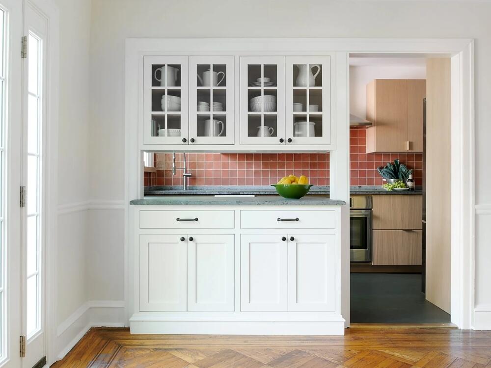 Phòng bếp hoài cổ với tủ gỗ cũ kỹ và chi tiết giả cổ tạo cảm giác thân thuộc gần gũi