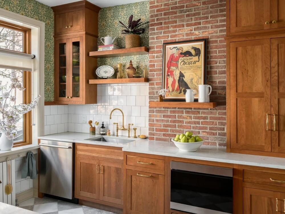 Phòng bếp hoài cổ với tủ gỗ thông mộc mạc và chi tiết da sờn mang dấu ấn thời gian