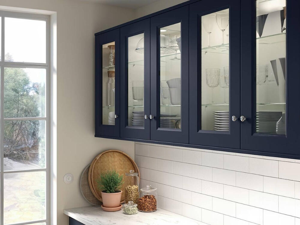 Phòng bếp sáng rộng với ốp tường kính cường lực hiện đại dễ vệ sinh