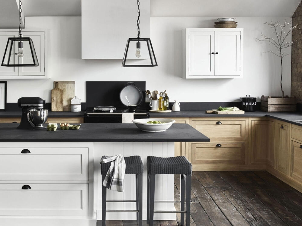 Phòng bếp sáng thoáng nhờ tận dụng ánh sáng tự nhiên và hệ thống chiếu sáng hợp lý