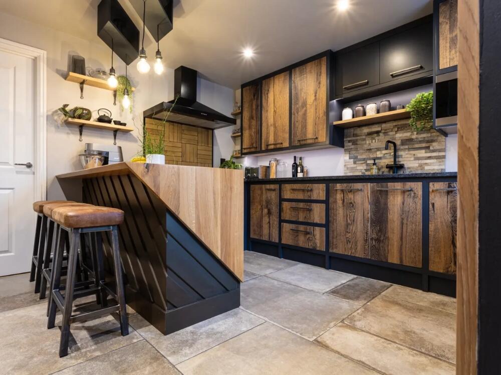 Phòng bếp sang trọng với tông trắng đen điểm nhấn cam đất mang lại chiều sâu hài hòa