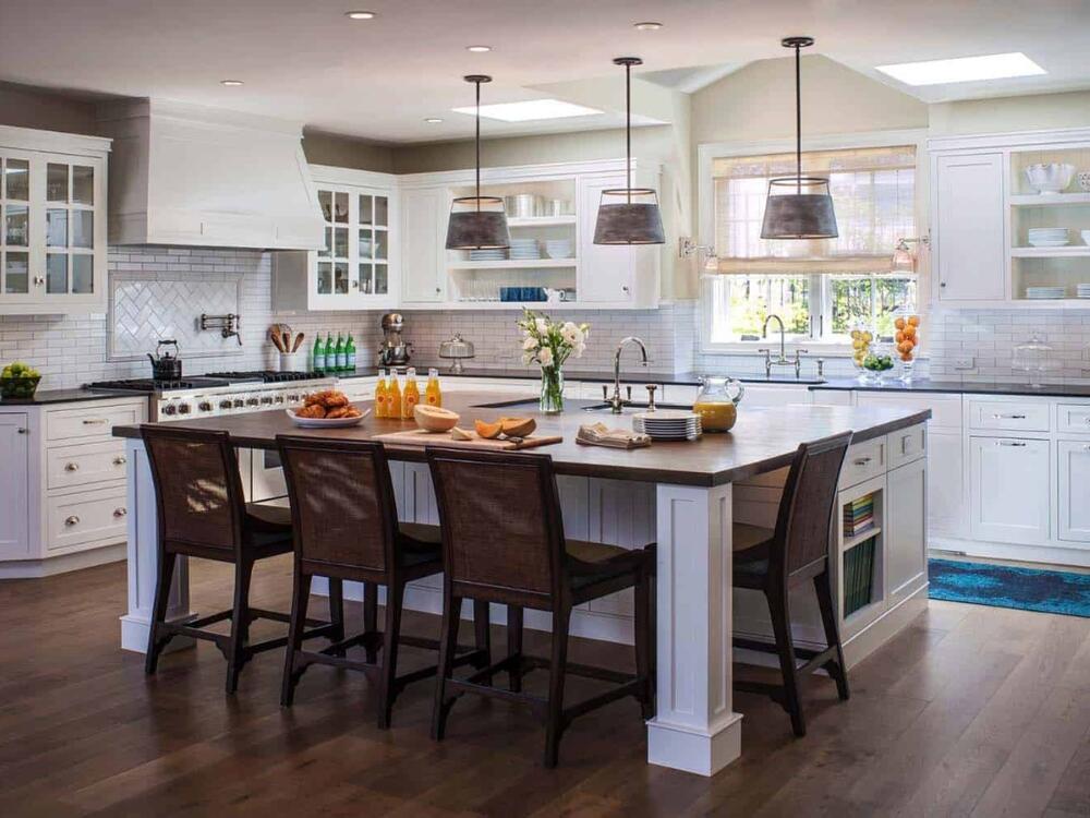 Phòng bếp thoáng mát với sàn gỗ màu cát mang lại nét mộc mạc và thư thái