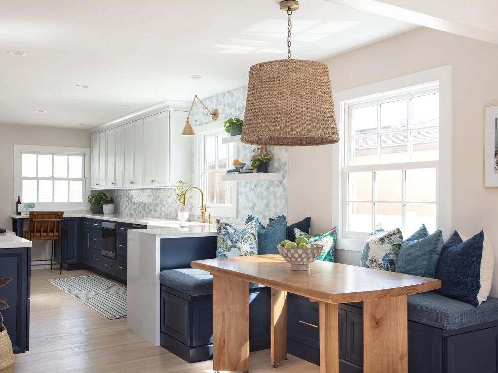 Phòng bếp thoáng sáng với cửa kính trượt đón nắng mang lại cảm giác trong lành và tươi mới