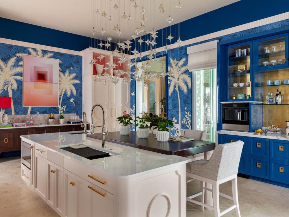 Phòng bếp tinh tế với chi tiết trang trí san hô và màu sắc lấy cảm hứng từ biển cả