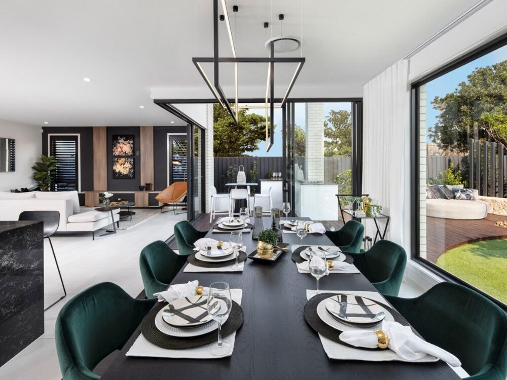 Phòng bếp tinh tế với đá cẩm thạch và chi tiết ánh kim tạo điểm nhấn quyến rũ hiện đại