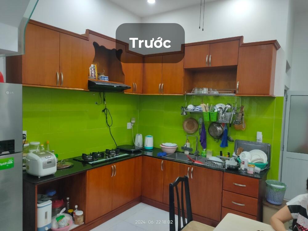 Phòng bếp trước khi cải tạo còn đơn điệu và chưa thể hiện vẻ sang trọng tinh tế