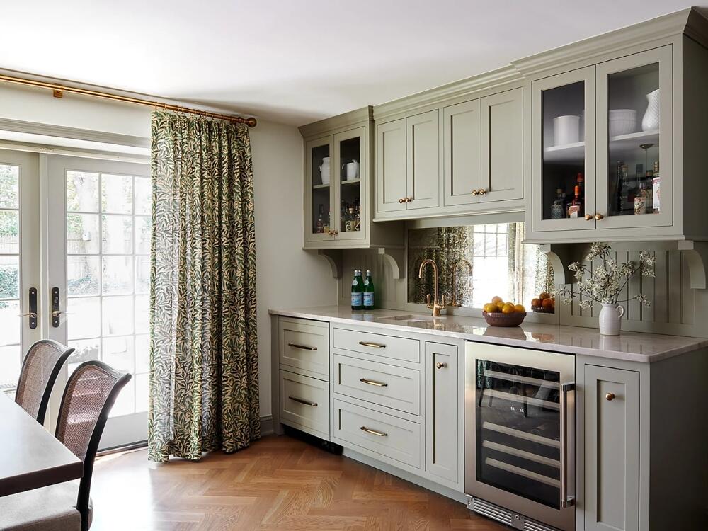 Phòng bếp vintage ấm cúng với tủ pastel và gạch bông hoài cổ