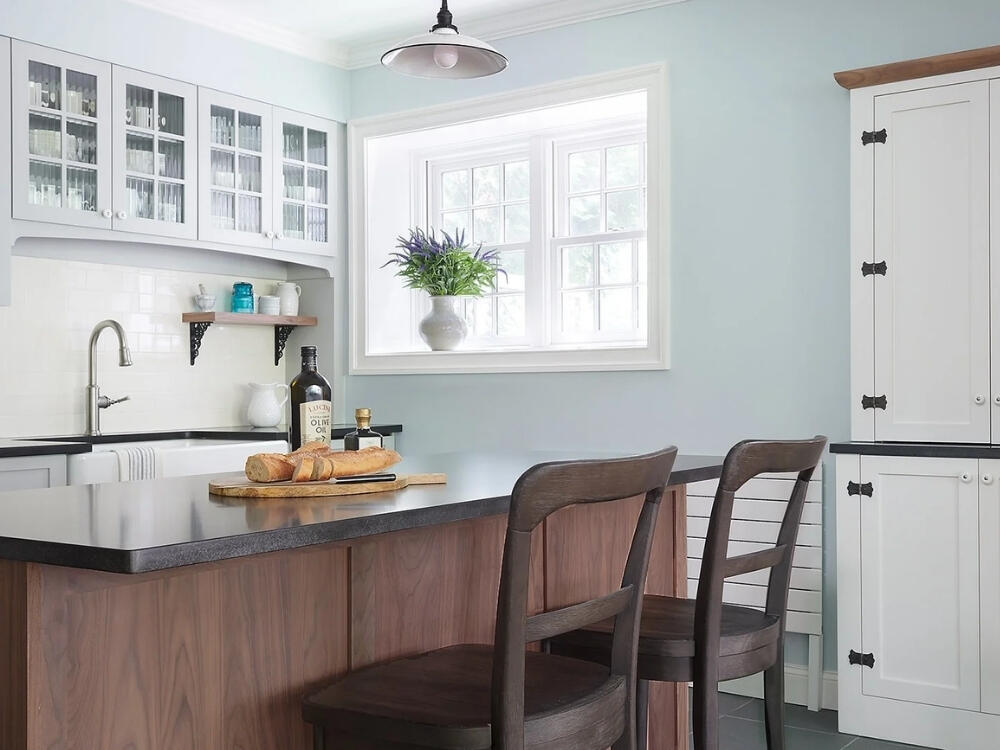 Phòng bếp vintage đơn giản ấm áp với nội thất mộc mạc và ánh sáng tự nhiên nhẹ nhàng