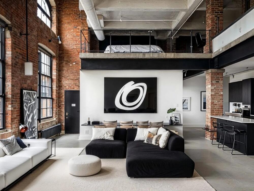 Phòng khách Brutalism ấm áp với mảng tường nâu đất cân bằng cùng bề mặt bê tông thô mộc