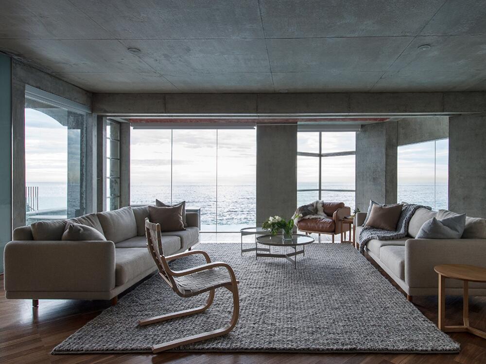 Phòng khách Brutalism ấn tượng với sự kết hợp giữa hình khối mạnh mẽ và nội thất bo tròn tinh tế