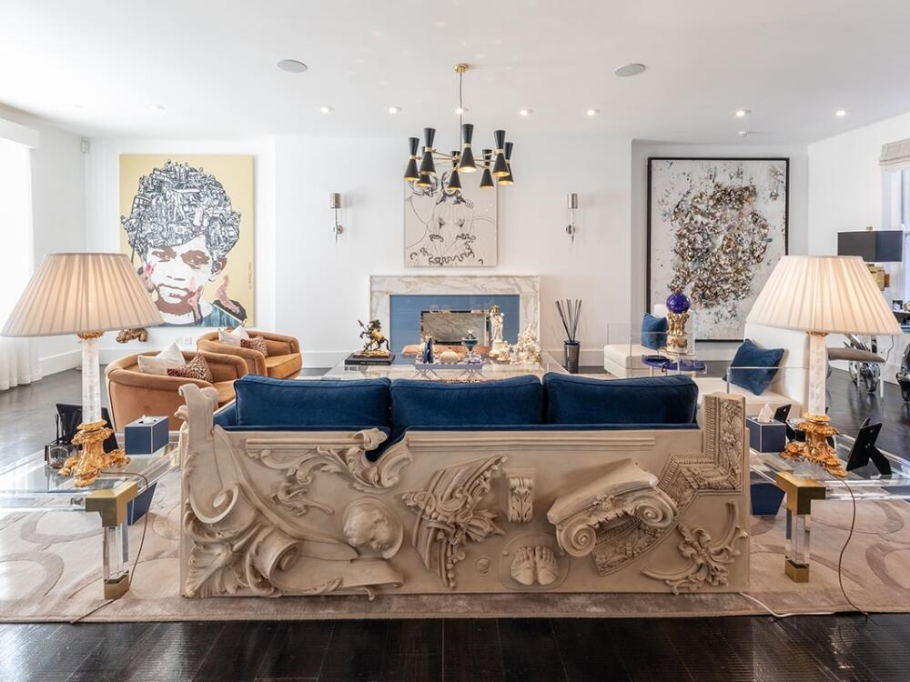 Phòng khách Classic lộng lẫy với đèn chùm pha lê trung tâm tạo ánh sáng ấm và chiều sâu không gian