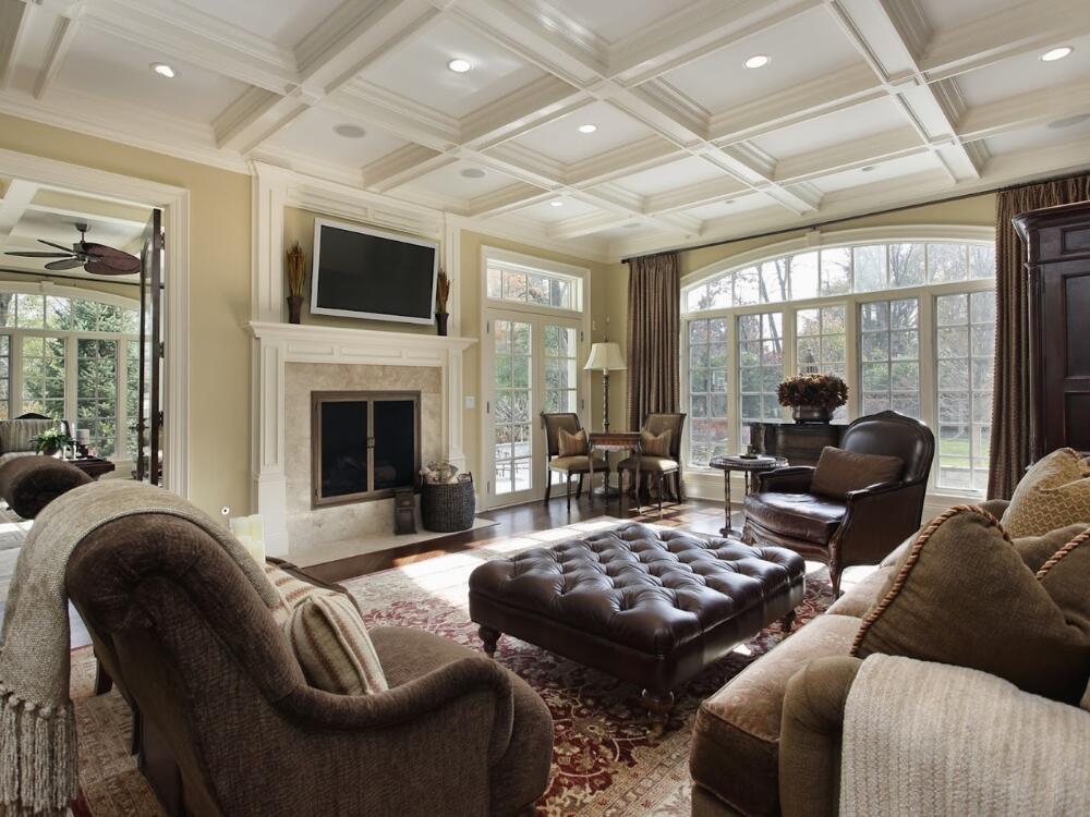 Phòng khách Classic sang trọng với gam trắng kem điểm nhấn vàng gold tạo vẻ quyền quý tinh tế