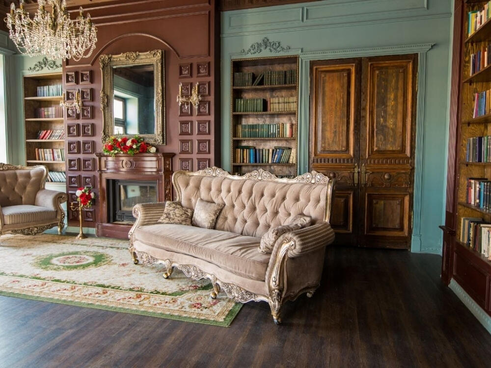 Phòng khách Classic sang trọng với nội thất gỗ óc chó chạm khắc tinh xảo và chi tiết mạ vàng lộng lẫy