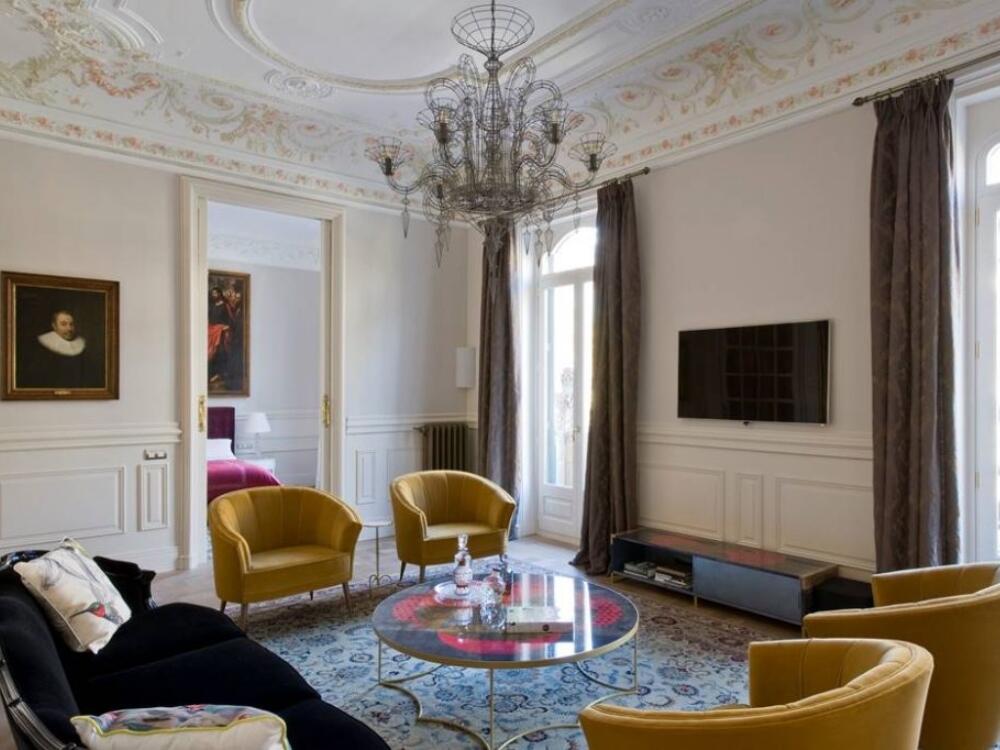 Phòng khách Classic tinh xảo với phào chỉ và cột trang trí mang đậm cảm hứng kiến trúc Hy La cổ