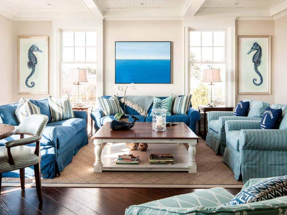 Phòng khách Coastal ấm áp với sàn gỗ sáng màu tạo cảm giác gần gũi và tự nhiên