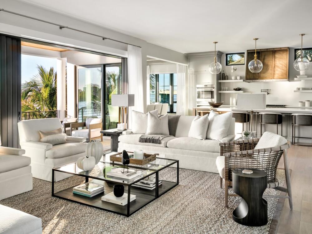 Phòng khách Coastal liên thông với bếp và khu ăn uống tạo không gian mở thoáng sáng tự nhiên