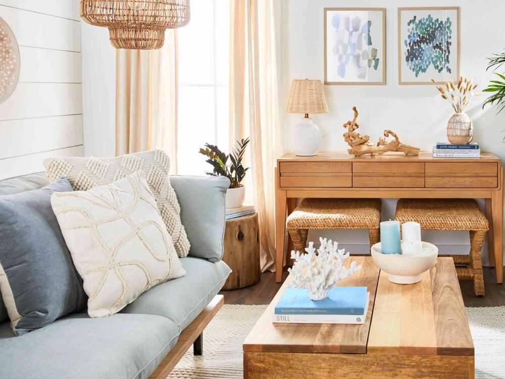 Phòng khách Coastal nhẹ nhàng với rèm vải lanh và sofa cotton mang cảm giác thư giãn thoáng mát