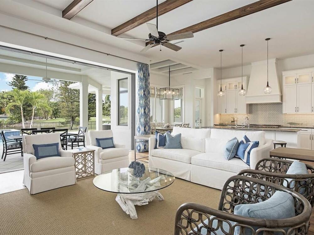 Phòng khách Coastal rực rỡ ánh sáng tự nhiên với cửa sổ lớn kết nối hài hòa cùng không gian ngoài trời