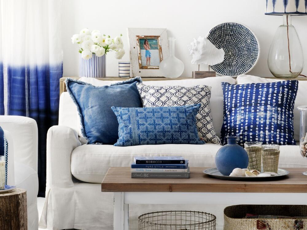 Phòng khách Coastal sáng thoáng với gam trắng be và xanh dương mang hơi thở biển cả