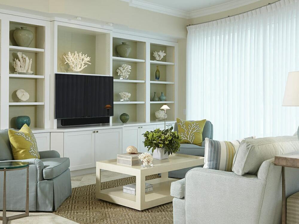 Phòng khách Coastal sinh động với phụ kiện vỏ sò và tranh biển tạo cảm giác gần gũi đại dương