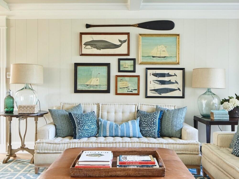 Phòng khách Coastal thư giãn với sofa bọc nệm dày và nội thất giản dị mang cảm giác nghỉ dưỡng