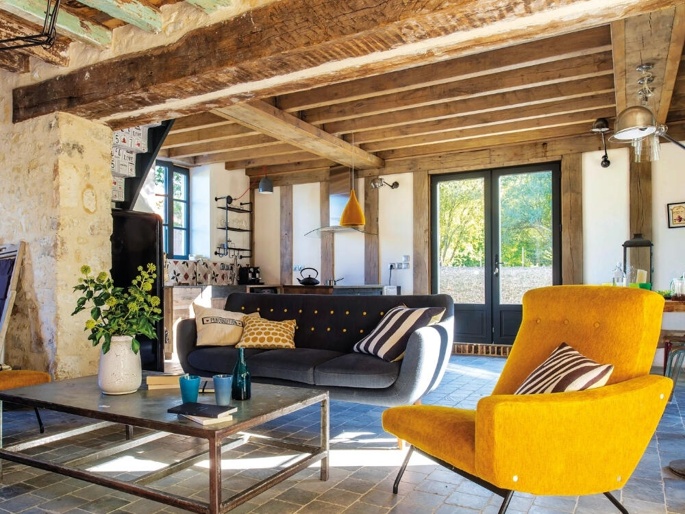 Phòng khách Đương đại Retro nổi bật với gam cam cháy vàng mù tạt và nội thất bo tròn mềm mại