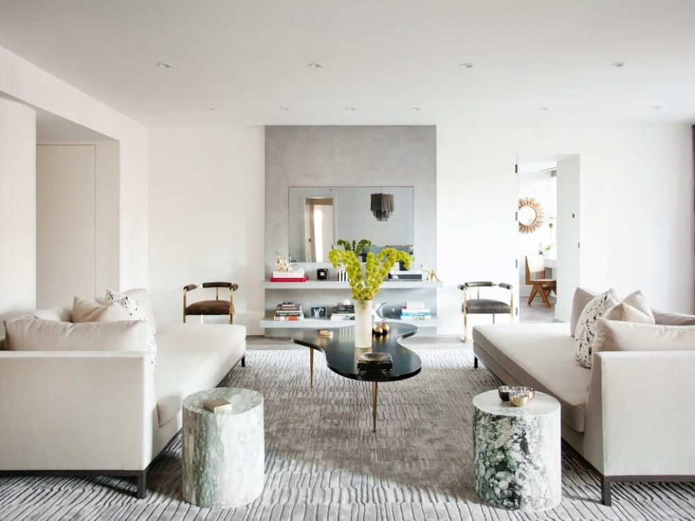 Phòng khách Đương đại sáng bừng với cửa kính lớn và ánh sáng tự nhiên lan tỏa khắp không gian