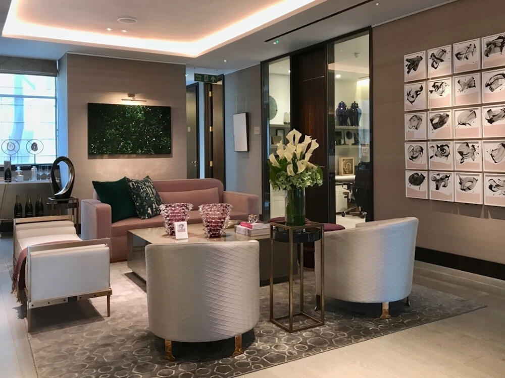 Phòng khách Đương đại tinh giản với nội thất hình khối vuông vắn mang lại cảm giác nhẹ nhàng thoáng rộng