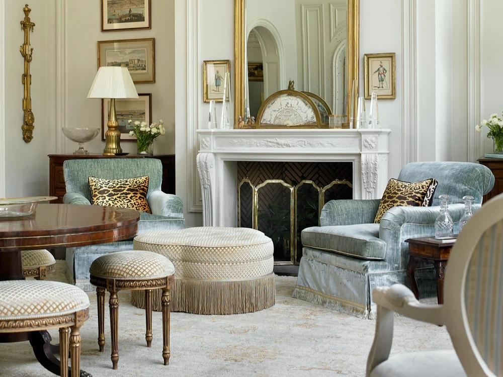 Phòng khách nhà phố 90m² sáng rộng với nội thất thanh thoát và gương bố trí chiến lược