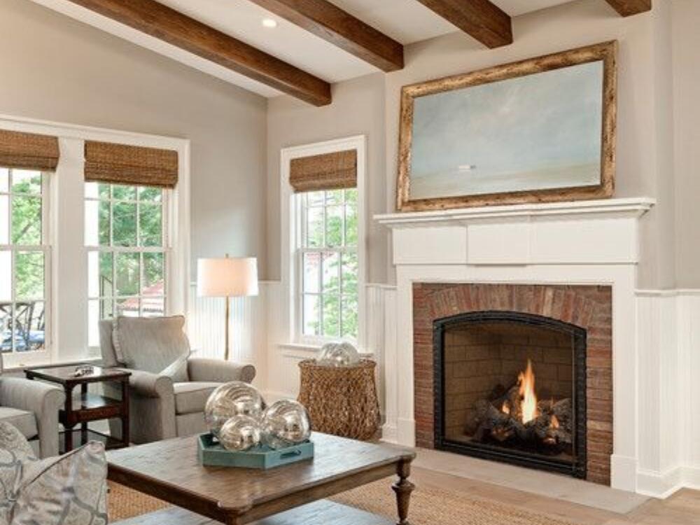 Phòng khách Rustic thanh bình hòa quyện ánh sáng và lò sưởi gạch thô tạo nét thân quen