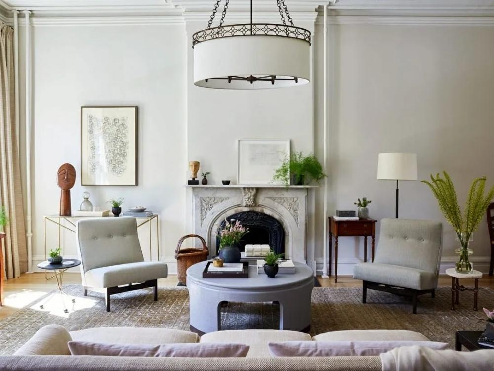 Phòng khách thanh lịch cân bằng thị giác khéo léo dù không gian nhà phố bất đối xứng