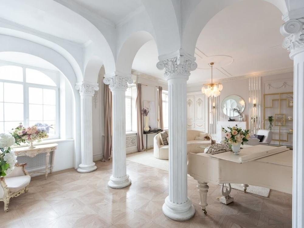 Phòng khách tinh tế thoáng đãng nhờ mật độ phào chỉ hợp lý mang lại cảm giác sang trọng thanh thoát